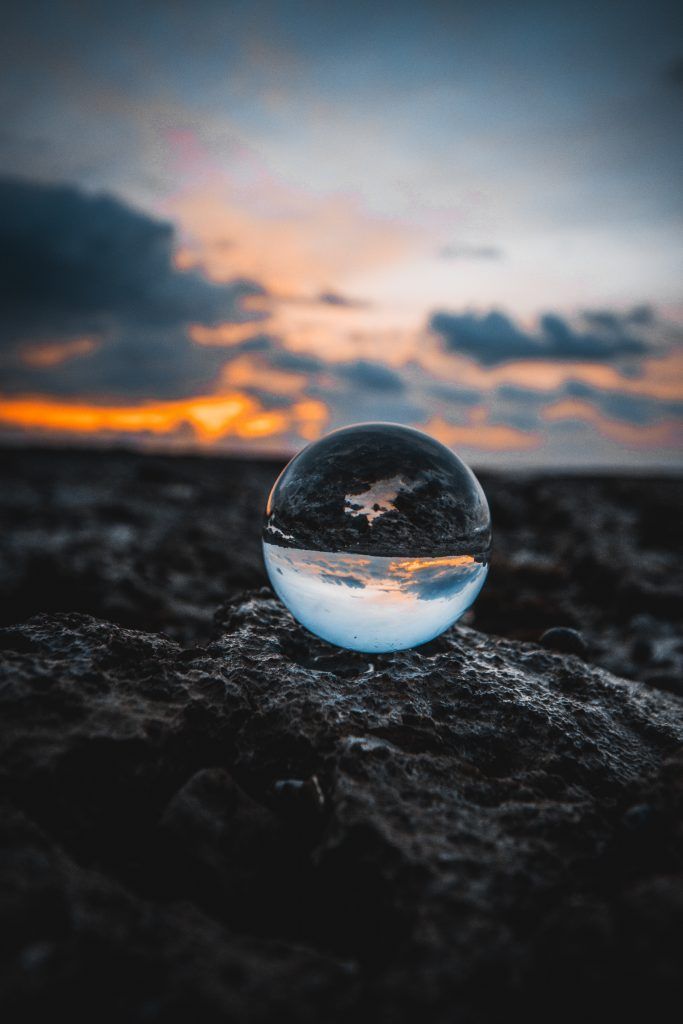 Una roca proporciona mejor protección solar a una bola de cristal al atardecer.