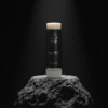 Nomad Face Capsule SPF50+ – recambio del protector solar sólido, sobre roca volcánica, diseño sostenible y resistente.