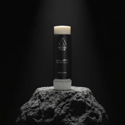Nomad Face Capsule SPF50+ – recambio del protector solar sólido, sobre roca volcánica, diseño sostenible y resistente.