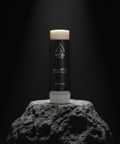 Nomad Face Capsule SPF50+ – recambio del protector solar sólido, sobre roca volcánica, diseño sostenible y resistente.