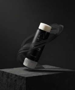 Protector solar sólido Nomad Face Capsule SPF50+, cápsula recargable en movimiento con polvo en suspensión.