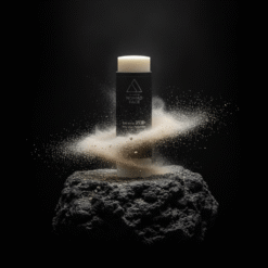 Nomad Face Capsule SPF50+ sobre roca negra, recambio compacto del Bunker, resistente a calor, viento y frío.