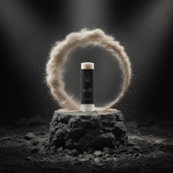 Cápsula Nomad Face SPF50+ con halo de polvo, protector solar mineral sólido para deportistas y aventureros.