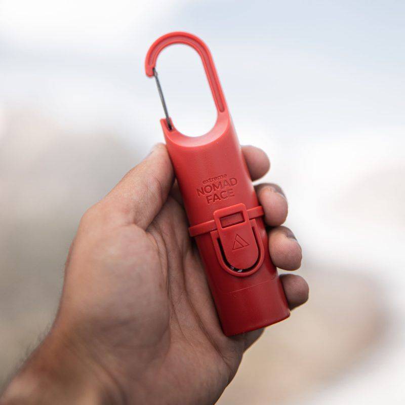 mejor-proteccion-solar-facial Una persona sosteniendo un Red Mars con un mosquetón para protección solar extrema.