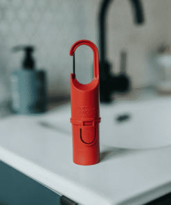 Nomad Face Bunker Red Mars – protector solar extremo SPF50+ en baño moderno, diseño resistente y elegante.