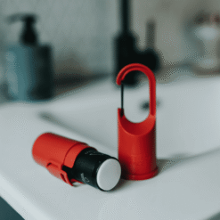 Nomad Face Red Mars – protector solar mineral en formato cápsula recargable, resistente y portátil.