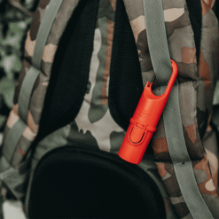 Nomad Face Bunker Red Mars sujeto a mochila táctica, protector solar outdoor para condiciones extremas.