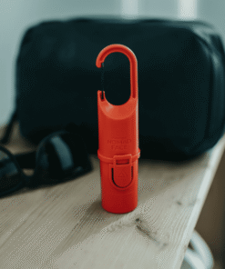 Protector solar Nomad Face Red Mars junto a gafas de sol, ideal para viajes y aventuras outdoor.