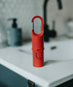 Nomad Face Bunker Red Mars – protector solar SPF50+ colgado en mochila camuflaje, diseño resistente.