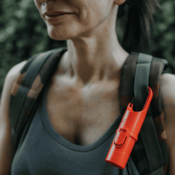 Motera con Nomad Face Red Mars en su arnés, protector solar extremo para deporte y carretera.