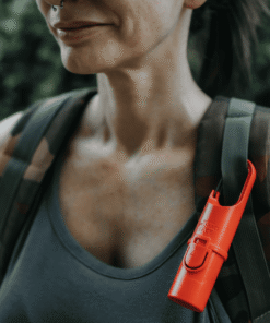 Motera con Nomad Face Red Mars en su arnés, protector solar extremo para deporte y carretera.
