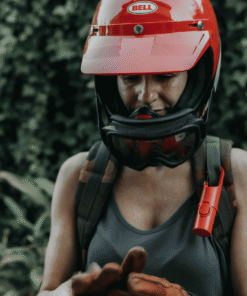 Protector solar Nomad Face Red Mars en mochila de aventura, cápsula outdoor resistente al calor.