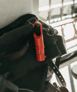 Protector solar Nomad Face Red Mars – cápsula outdoor sobre roca, resistente al calor y condiciones extremas.