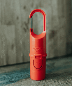Nomad Face Bunker Red Mars – protector solar sólido SPF50+ sobre madera, resistente y diseñado para aventura.