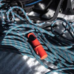 Nomad Face Bunker Red Mars sobre cuerdas de escalada, protector solar resistente y compacto.