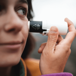 Protector solar Nomad Face White Snow SPF50+ aplicado en rostro antes de actividad outdoor