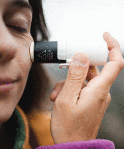 Aplicación del protector solar Nomad Face White Snow SPF50+ sobre piel, protección facial extrema.
