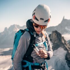 Montañista con Nomad Face White Snow en glaciares, protector solar facial para condiciones extremas.