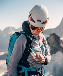 Montañista con Nomad Face White Snow en glaciares, protector solar facial para condiciones extremas.