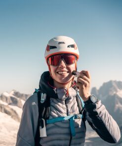 Nomad Face Bunker White Snow – aplicación del protector solar SPF50+ durante ascenso en montaña.