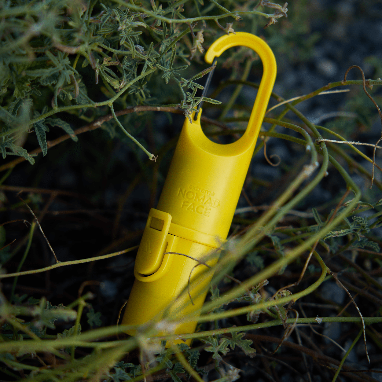 Nomad Face Bunker Yellow Sunrise – protector solar extremo SPF50+ entre vegetación, diseño sostenible y resistente.