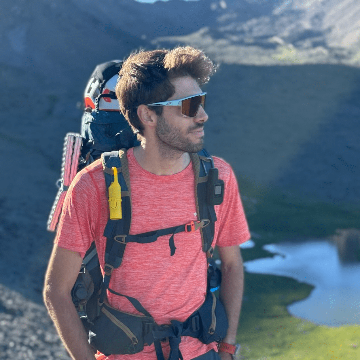 Excursionista con Nomad Face Yellow Sunrise, protector solar SPF50+ para trekking y deportes outdoor.