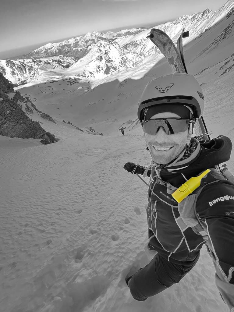Un esquiador tomándose un selfie en una montaña nevada.