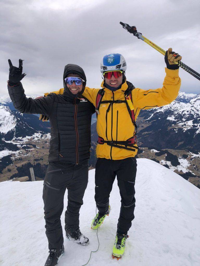Dos esquiadores de travesía celebrando en la cima, ideas de regalo para montañeros y esquiadores