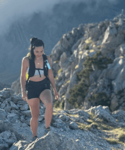 "Bunker Nomad Face Blue Arctic – protector solar extremo SPF50+ usado en ruta de montaña, diseño ultraligero y resistente."