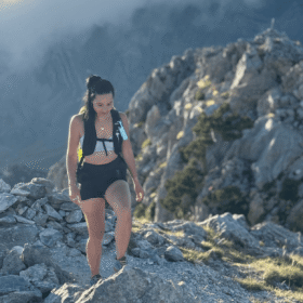 "Bunker Nomad Face Blue Arctic – protector solar extremo SPF50+ usado en ruta de montaña, diseño ultraligero y resistente."