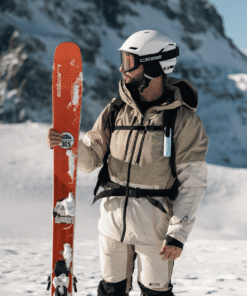 "Bunker Nomad Face Blue Arctic – protector solar extremo SPF50+ usado por esquiador en alta montaña, resistente al frío y radiación."