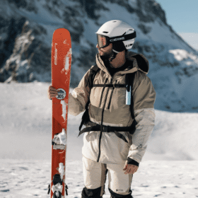 "Bunker Nomad Face Blue Arctic – protector solar extremo SPF50+ usado por esquiador en alta montaña, resistente al frío y radiación."