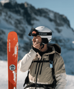 "Nomad Face Bunker Blue Arctic – protector solar outdoor aplicado en la piel antes del descenso en nieve."