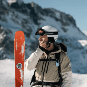 "Nomad Face Bunker Blue Arctic – protector solar outdoor aplicado en la piel antes del descenso en nieve."