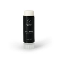 stick spf50+ mejor-proteccion-solar-facial Una barra de protección solar negra con la etiqueta "cara nómada nómada" con protección spf50+ para la cara y los labios, aislada sobre un fondo blanco.