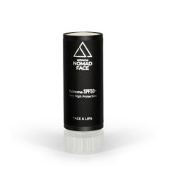 stick spf50+ mejor-proteccion-solar-facial Barra de protección solar negra con la etiqueta "extreme nomad face spf50+" para rostro y labios, que ofrece una protección muy alta, aislada sobre un fondo blanco.