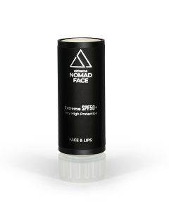 stick spf50+ mejor-proteccion-solar-facial Barra de protección solar negra con la etiqueta "extreme nomad face spf50+" para rostro y labios, que ofrece una protección muy alta, aislada sobre un fondo blanco.