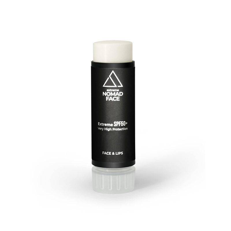 stick spf50+ mejor-proteccion-solar-facial Barra de protección solar negra con la etiqueta "cara nómada" con spf50+ para cara y labios, expuesta sobre un fondo blanco.