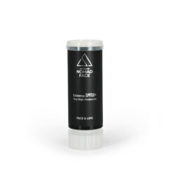 stick spf50+ mejor-proteccion-solar-facial Una barra de protector solar negra con la etiqueta "rostro nómada extremo" con spf50+ para rostro y labios, exhibida sobre un fondo blanco.