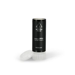 stick spf50+ mejor-proteccion-solar-facial Un tubo cilíndrico de protector solar facial nómada con la etiqueta "protección extrema spf50+ muy alta" para rostro y labios, sin la tapa, sobre un fondo blanco.