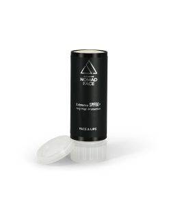 stick spf50+ mejor-proteccion-solar-facial Un tubo cilíndrico de protector solar facial nómada con la etiqueta "protección extrema spf50+ muy alta" para rostro y labios, sin la tapa, sobre un fondo blanco.