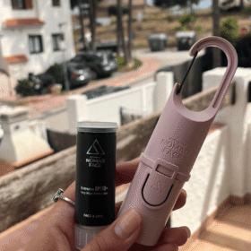 "Nomad Face Bunker Pink Quartz – protector solar SPF50+ sostenible en cápsula recargable para uso diario y deportivo."