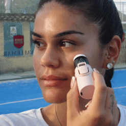 "Nomad Face Pink Quartz – protector solar facial SPF50+ aplicado antes de jugar al pádel, resistente al calor y al movimiento."