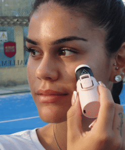 "Nomad Face Pink Quartz – protector solar facial SPF50+ aplicado antes de jugar al pádel, resistente al calor y al movimiento."