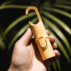 "Protector solar Nomad Face Bunker Yellow Sunset – envase técnico con clip mosquetón, ideal para alpinismo y aventuras outdoor."