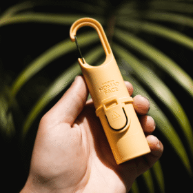 "Protector solar Nomad Face Bunker Yellow Sunset – envase técnico con clip mosquetón, ideal para alpinismo y aventuras outdoor."