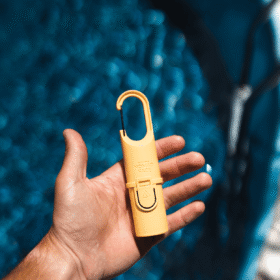 "Protector solar Nomad Face Yellow Sunset – diseño compacto y ecológico, hecho en Barcelona para deportistas outdoor."