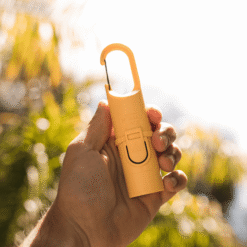 "Nomad Face Bunker Yellow Sunset – protector solar resistente al agua y viento, perfecto para aventuras bajo el sol."