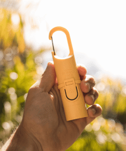 "Nomad Face Bunker Yellow Sunset – protector solar resistente al agua y viento, perfecto para aventuras bajo el sol."