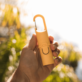 "Nomad Face Bunker Yellow Sunset – protector solar resistente al agua y viento, perfecto para aventuras bajo el sol."